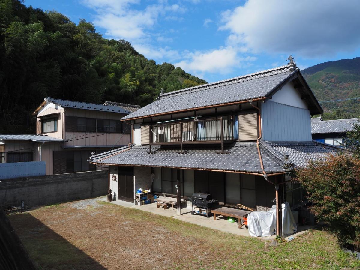 四国旅行のhub拠点 古民家ゲストハウス Heso Camp Miyoshi  Bagian luar foto